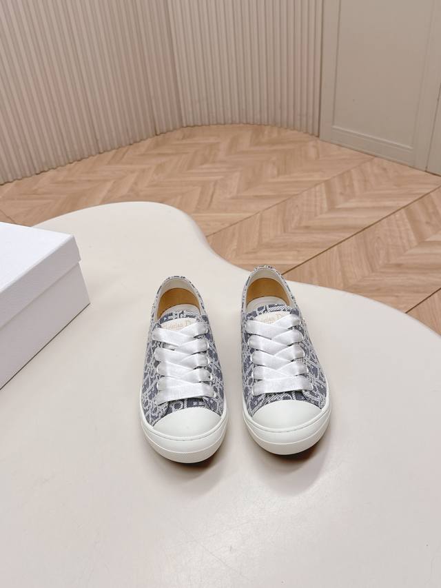 releases the Dior 2025 Fall/Winter 2025 Monogram Canvas Shoes, a classic and fas