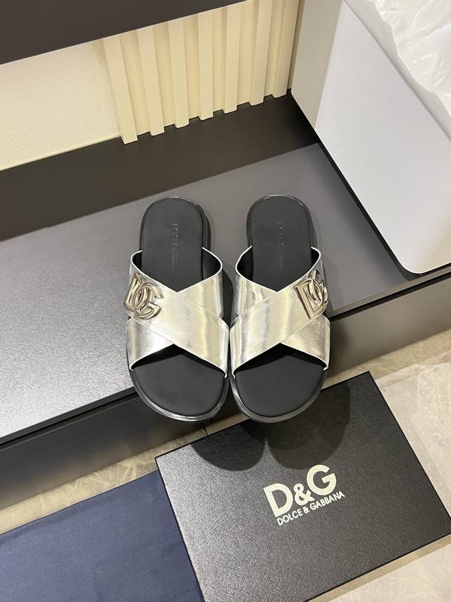 New D&G rubber men's DG logo beach slippers. The DG logo is embellished on the u