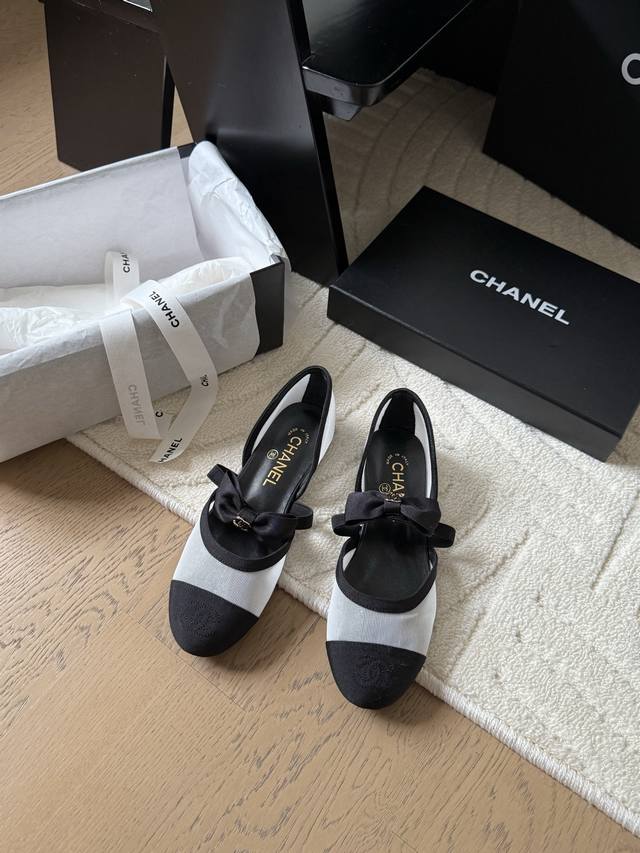 Chanel's new 25 bow-knot shoes are perfect with pants or skirts. The small squar