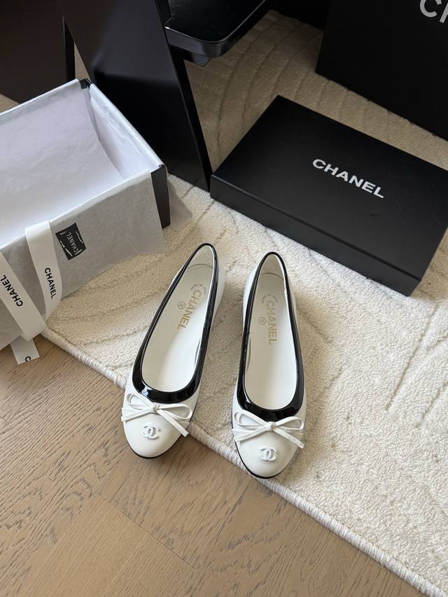 Chanel Vintage shoes are simple yet sophisticated, making your feet appear slimm