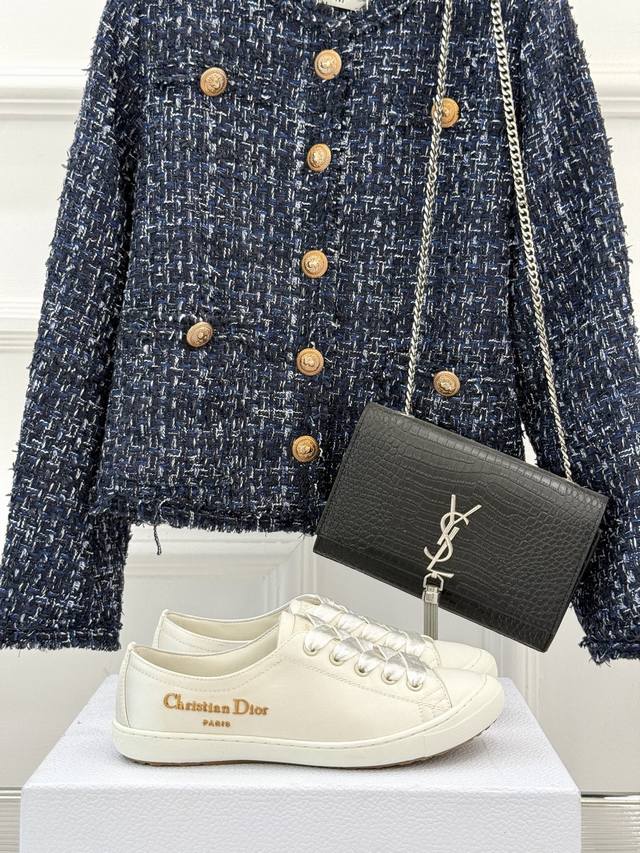 Top-of-the-line, brand-new classic casual sneakers, crafted from the original. W