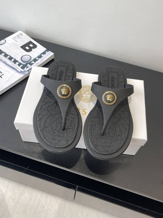 Versace's new summer 25Ss jelly slippers exude elegance and grace with a refined