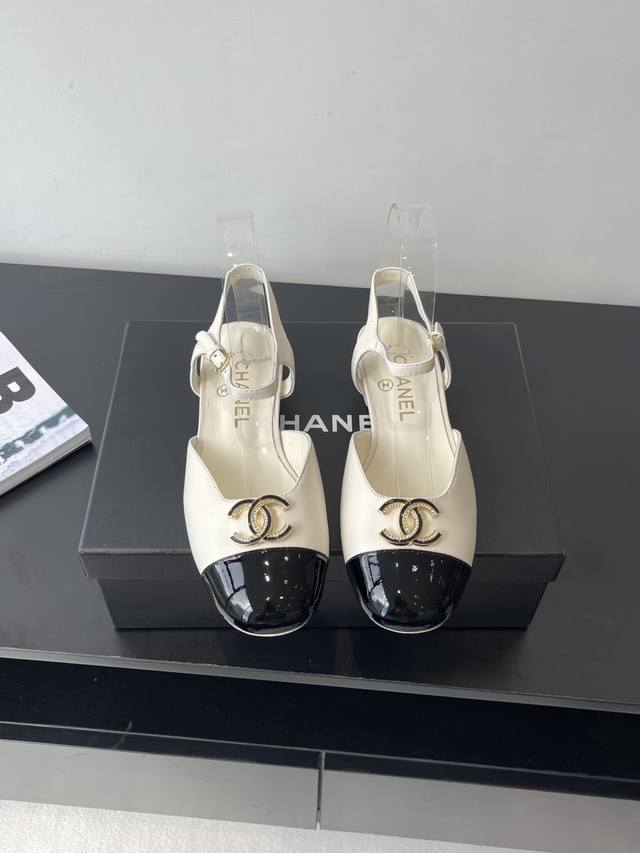 Chanel's new spring/summer 25 double C buckle thick heel hollow Mary Jane shoes.
