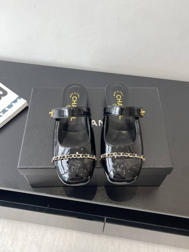Chanel 25S catwalk-style Mary Jane chain shoes. The classic double C logo is sub