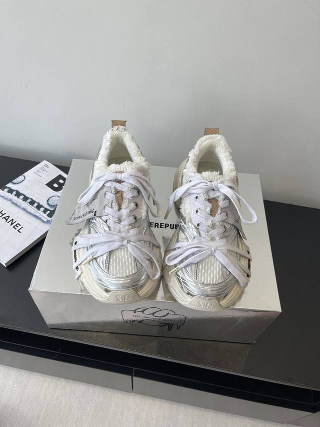 Smilerepublic Skyline low-top dad sneakers are available for both men and women.