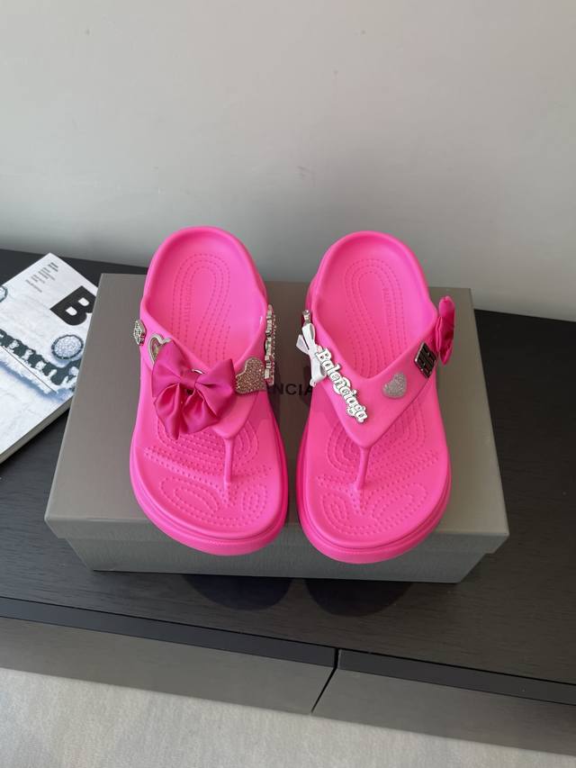 Balenciaga 25Ss new summer bow-knot platform flip-flops. The upper is adorned wi