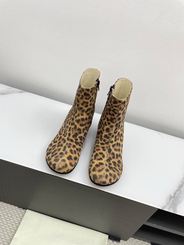 Loew*'s new Fall/Winter 2025 round-toe, side-zippered, chunky-heeled boots are a