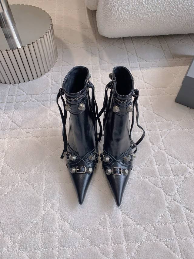 Balencia G* classic motorcycle boots with tassels and rivets. Instantly super ho