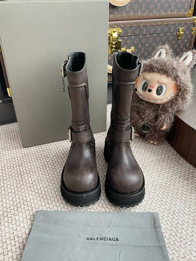 Balenciaga mechanical boots. The entire pair of shoes is sourced from Zp, develo