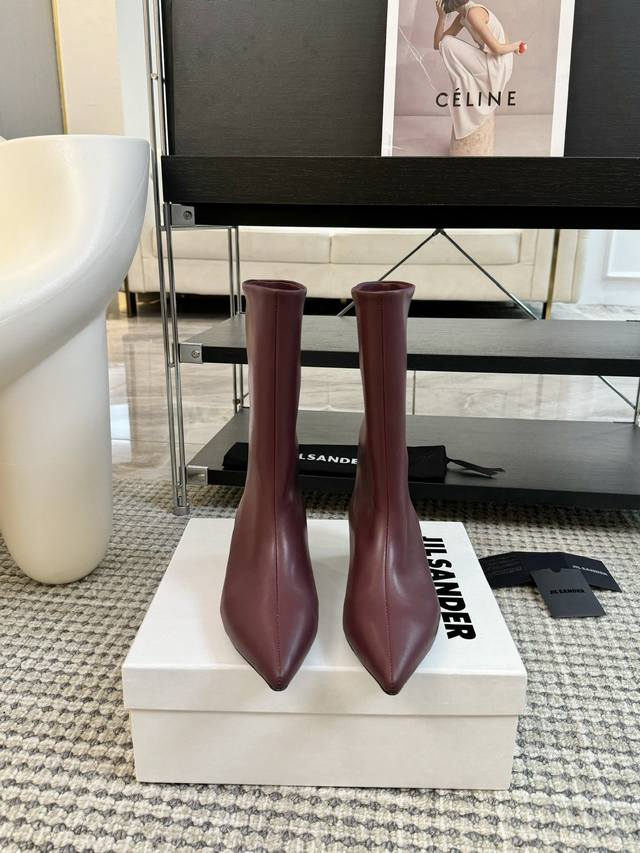 Jil Sander Ss autumn/winter pointed-toe low-heeled straight boots are minimalist