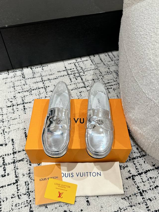 Top-of-the-line Louis Vuitton LV 25 Spring/Summer Mary Jane loafers, patent leat