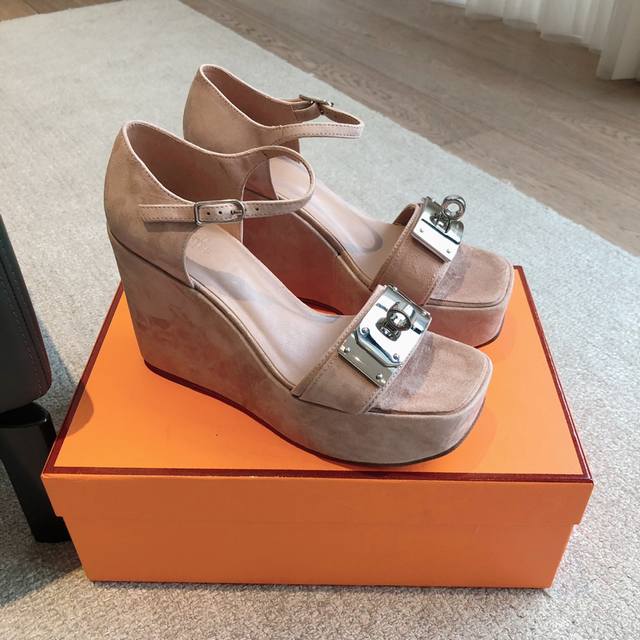 Hermes' new Kelly+ hit series! A super-slim fit with a certain thickness to enha