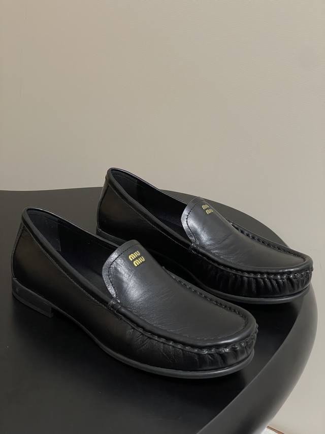 25Ss Autumn and Winter catwalk new Miu Miu round-toe loafers, simple old-money s