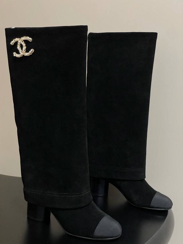 New Early Fall Chanel 25B Fall/Winter Runway Style: Folded Pearl Double C Buckle
