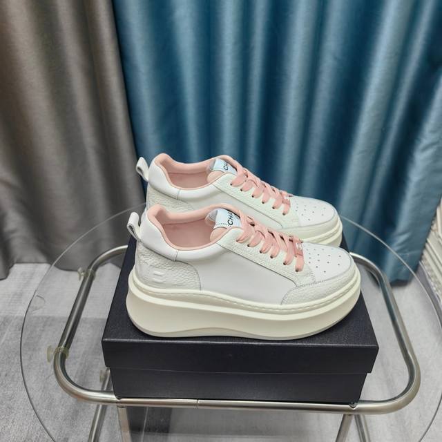 Chanel Panda Shoes! 2025 counter top casual sneakers, this classic design featur