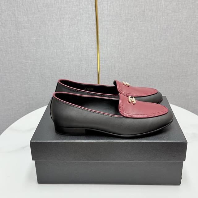 Chanel's premium loafers. Upper: Cowhide and patent leather Lining: Sheepskin Ou