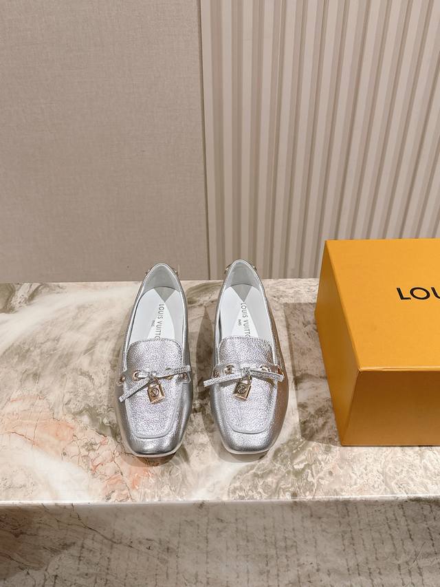 225 LV Louis Vuitton's latest retro D'Arc shoes, Forrest Gump shoes, and ballet