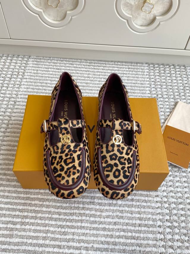 Louis Vuiton 25Ss new Soho Mary Jane loafers. These Soho Mary Jane flat loafers