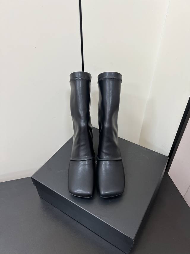 Umawang is here! These retro stretch boots are sold out at the counters, as rare