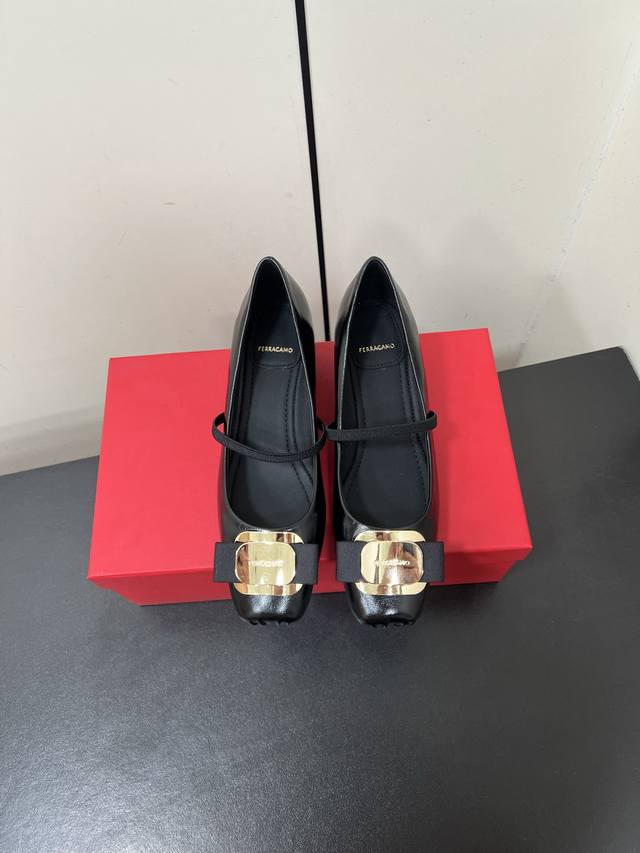 Ferragamo 25Ss! These new bow-knot block-heeled ballet flats feature a classic M