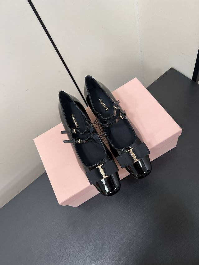 Ferragamo 25Ss! New bow-knot block-heeled double-strap Mary Janes. These classic