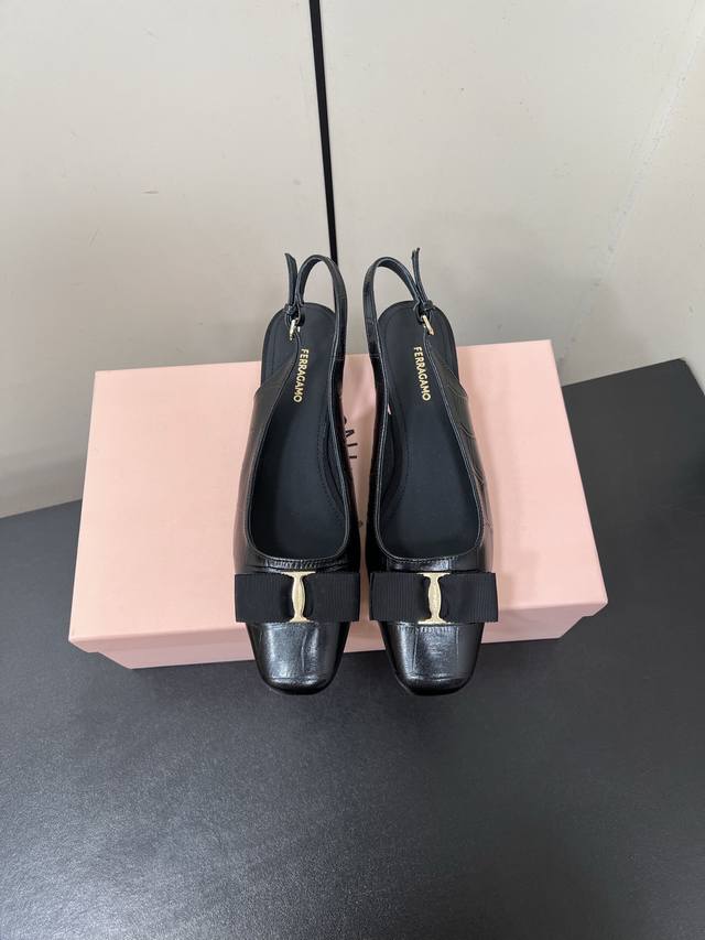 Ferragamo 25Aw early spring new arrival, these bow-knot block-heeled sandals are