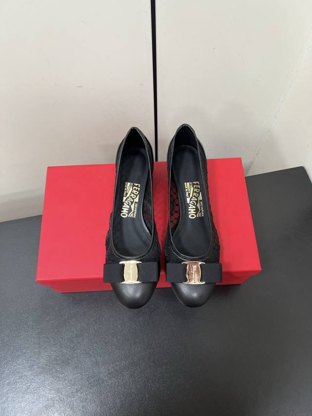 Ferragamo, the bow recreates a classic. These round-toe, mesh-trimmed high heels
