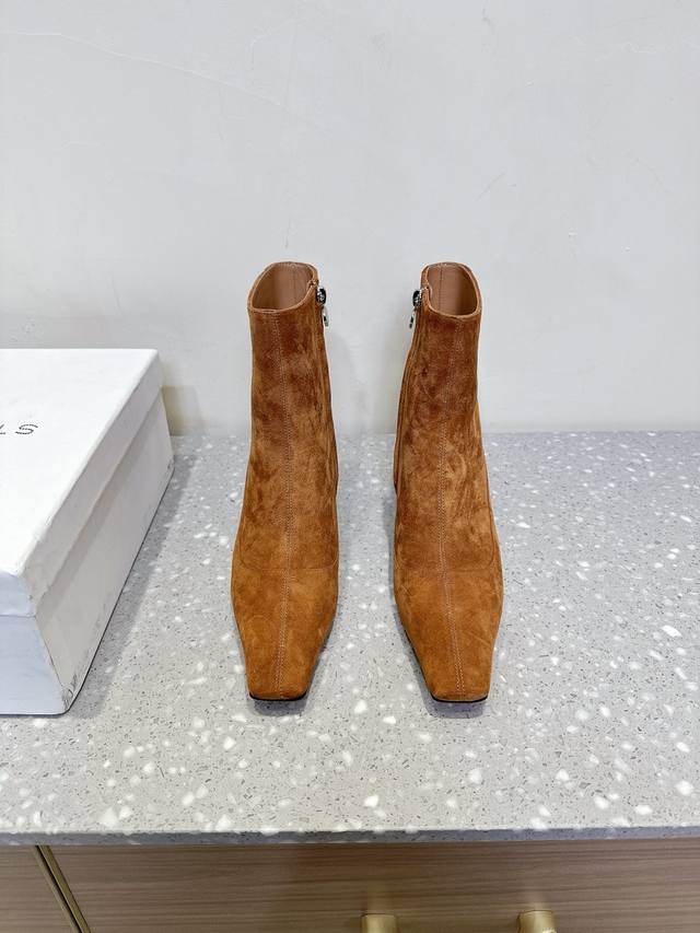 Stella McCartney is a luxury brand from the UK. Its design style is primarily ba