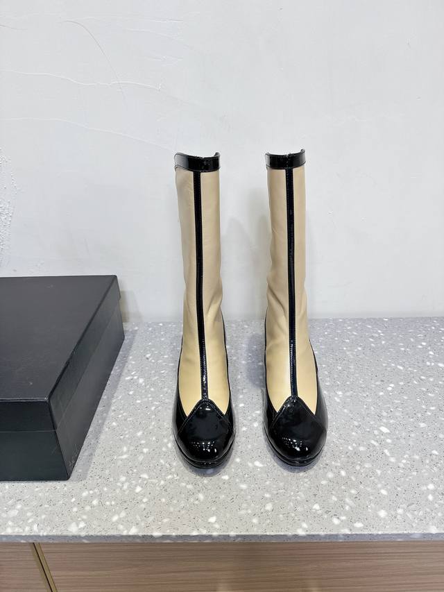 Chanel 25Ss autumn and winter new round toe zipper boots. This thick sole has a