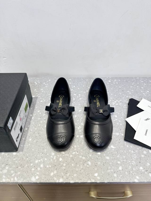 Chanel 25Ss Spring/Summer hollow bow sandals are instantly captivating! Style th