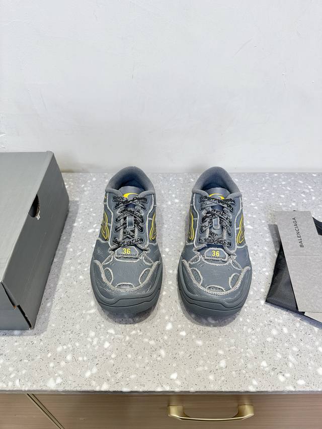Men's size +10 Balenciaga's latest Hamptons series couple's style damaged and di
