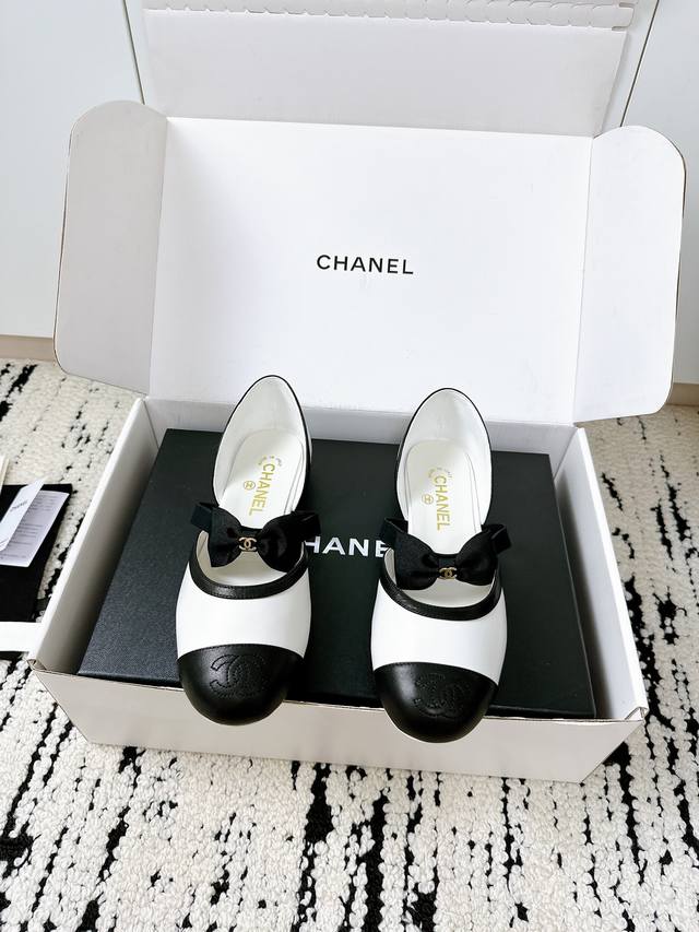 Airplane Case + 10**Chanel 25 A New Round-Toe Hollow Shoes | Superior-Quality, a