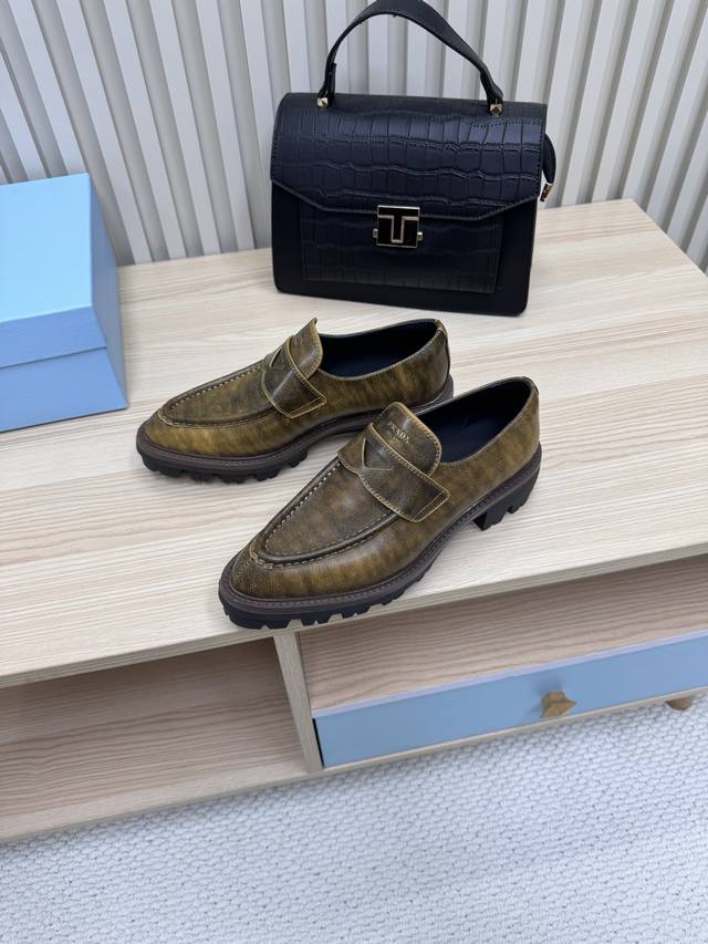 Prada 25 latest pointed loafers are a fusion of fashion and quality. This time,
