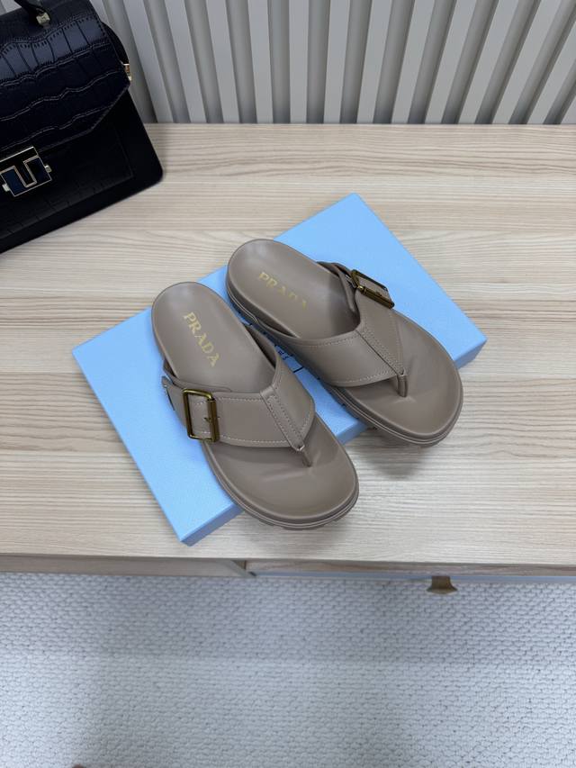Prada 25Ss platform flip-flops. This year's popular square-toed series is a must