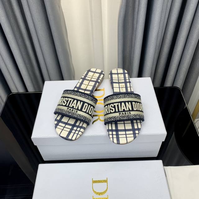 Dior Spring/Summer 25 Retro Embroidered Flat Slippers. This block heeled pair is