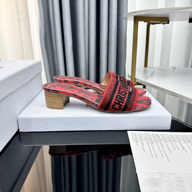 Dior Spring/Summer 25 retro embroidered flat slippers. This year's most dazzling