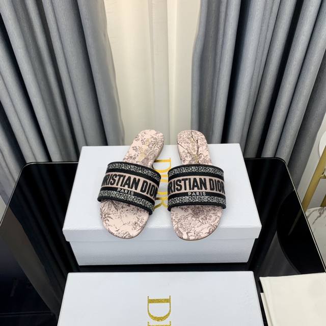 Dior Spring/Summer 25 Retro Embroidered Flat Slippers. This block heel is the mo