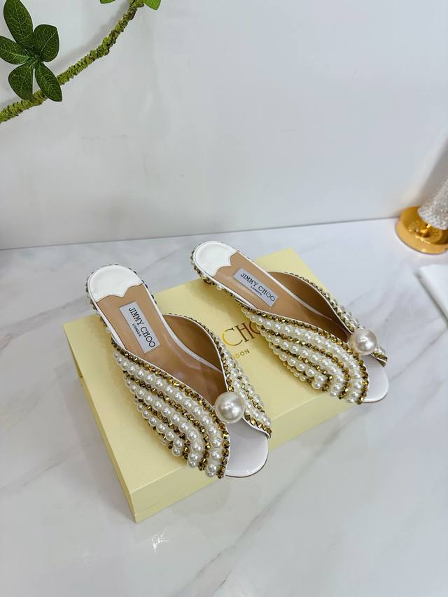 Factory Ex. Jimmy Choo is a highly comprehensive luxury lifestyle brand. Its col