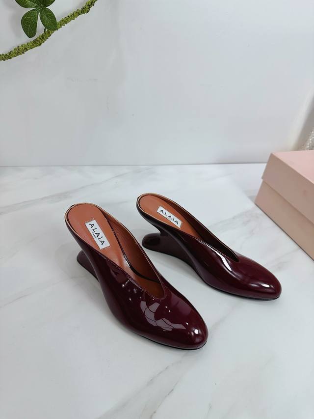 Exquisite and elegant, yet stylish, this shoe is perfect for casual everyday wea