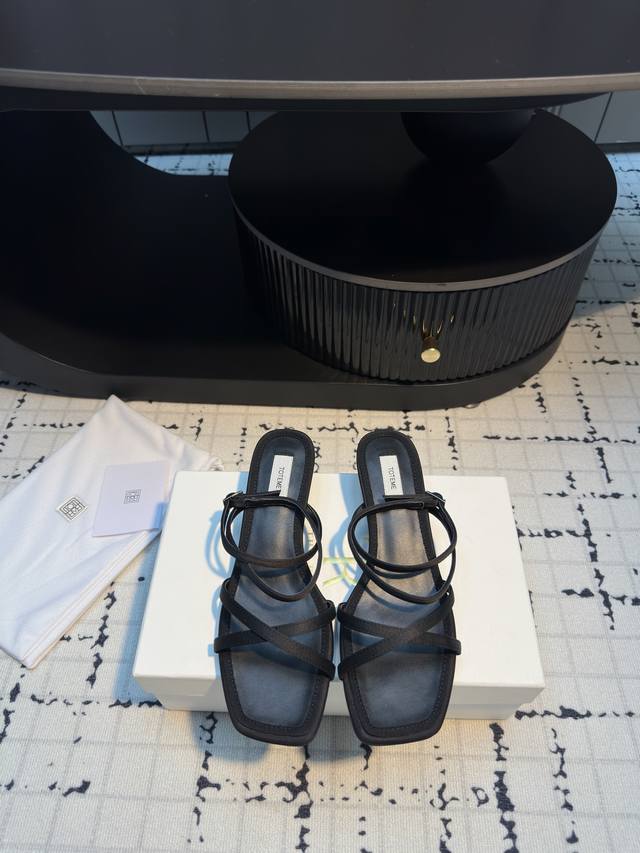 Toteme's 2025 summer new slippers are a vivid interpretation of minimalist aesth