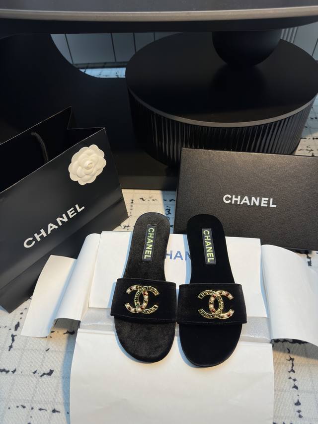 Chanel 25 2025 Spring/Summer New Arrivals: Classic Chanel Single-Strap Double C