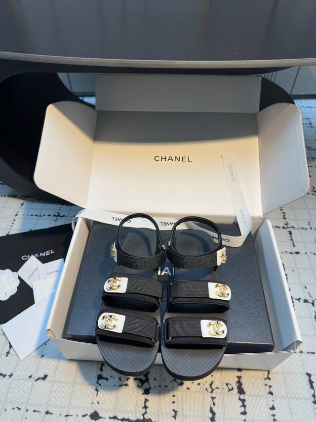 Shopping-level Chanel* SS25 Spring/Summer Velcro Sandals! These foam-soled shoes