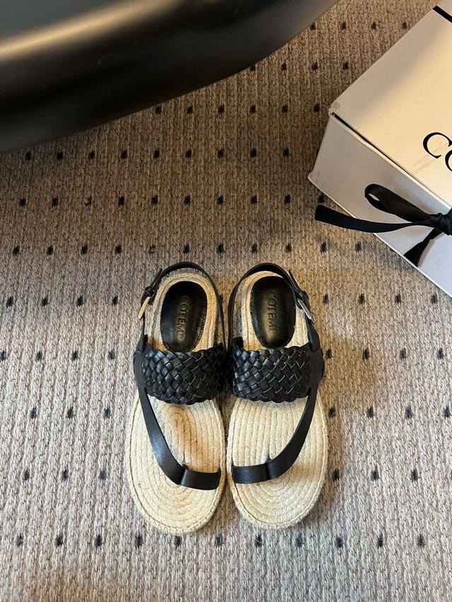 Cotem* 25Aw New hand-woven sandals. The hemp rope sole creates a natural, relaxe