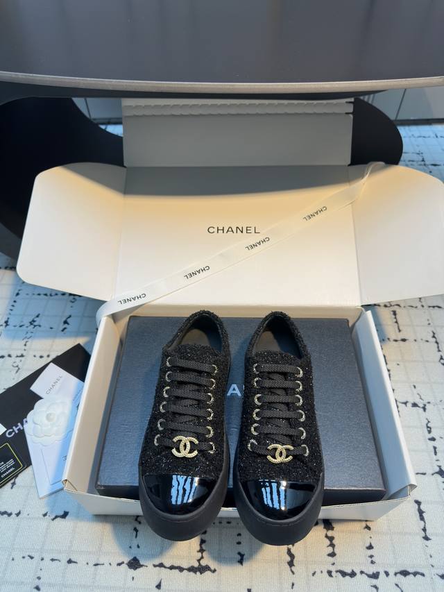 Shopping-grade Chanel 25 casual platform shoes with large toes, featuring a glos