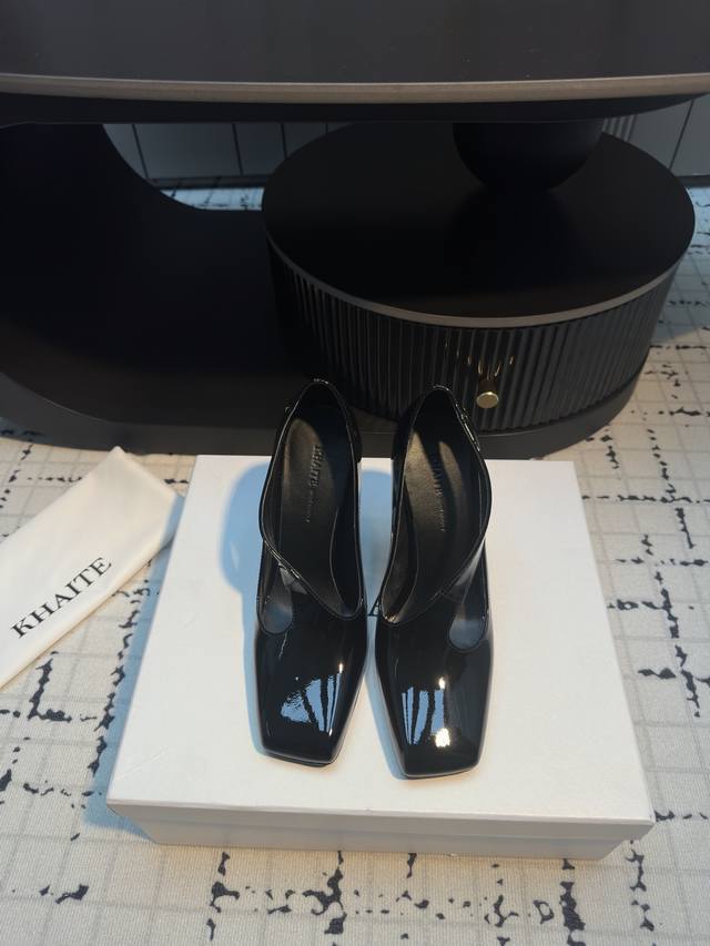 A sneak peek at this year's most desirable Mary Jane boots! -9.5cm. The secret t