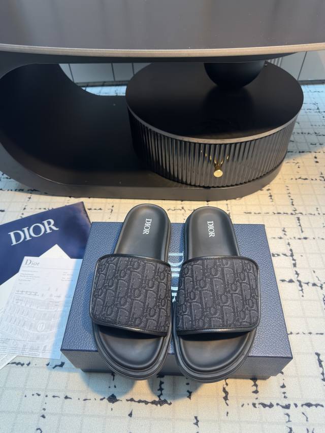 Dior's new Velcro men's slippers are a high-end style! A hit with bloggers both
