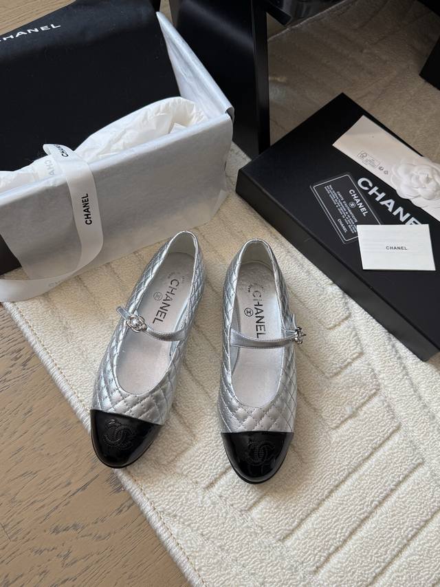 Chanel 25P catwalk-style Mary Janes are simple yet sweet and playful! Made of co