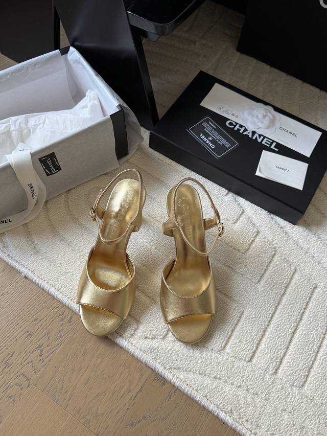 Chanel 25C new peep-toe sandals are simple yet elegant, making your feet appear