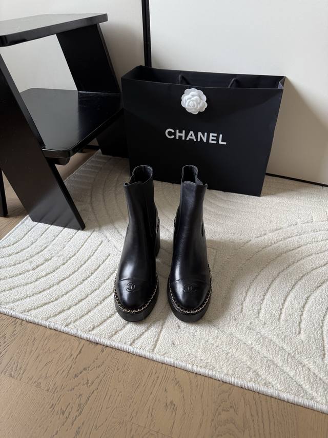 Chanel 25K autumn and winter new chain-stitched Martin boots. These latest boots
