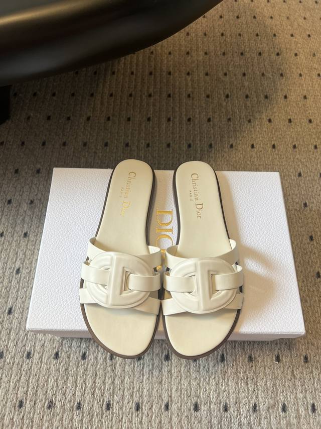 The top-of-the-line Dior 25Ss, the new Cd logo flat slipper, reinterprets a clas